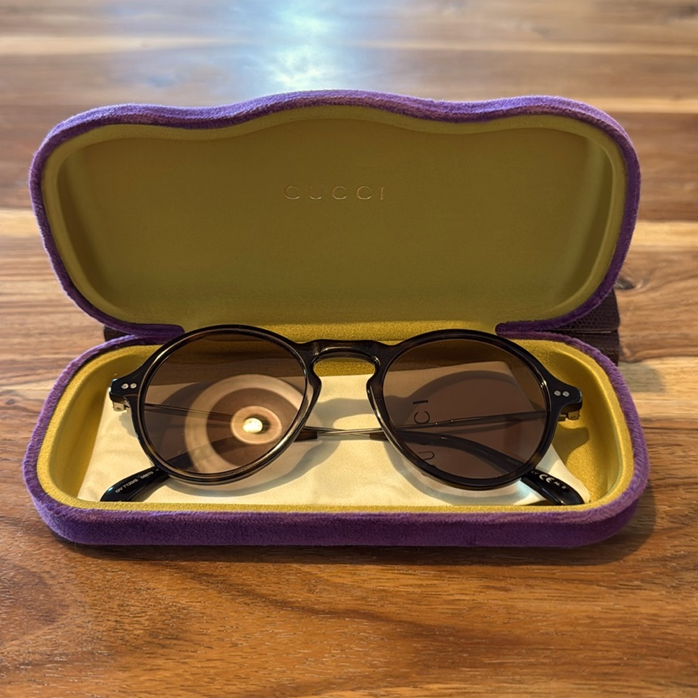 Like new Gucci sunglasses with case